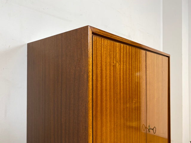 Schönes und gut erhaltenes Mid-Century Highboard auf schwarzen Metallfüßen mit Schubladen I Schrank Wäscheschrank Bücherschrank Kommode Sideboard 60er 70er VEB Vintage I