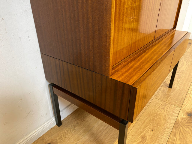 Schönes und gut erhaltenes Mid-Century Highboard auf schwarzen Metallfüßen mit Schubladen I Schrank Wäscheschrank Bücherschrank Kommode Sideboard 60er 70er VEB Vintage I