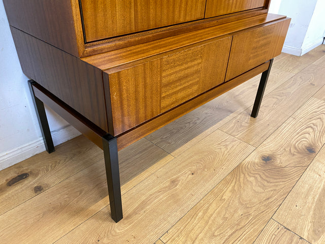 Schönes und gut erhaltenes Mid-Century Highboard auf schwarzen Metallfüßen mit Schubladen I Schrank Wäscheschrank Bücherschrank Kommode Sideboard 60er 70er VEB Vintage I