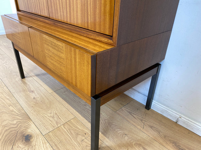 Schönes und gut erhaltenes Mid-Century Highboard auf schwarzen Metallfüßen mit Schubladen I Schrank Wäscheschrank Bücherschrank Kommode Sideboard 60er 70er VEB Vintage I