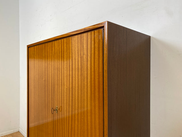 Schönes und gut erhaltenes Mid-Century Highboard auf schwarzen Metallfüßen mit Schubladen I Schrank Wäscheschrank Bücherschrank Kommode Sideboard 60er 70er VEB Vintage I