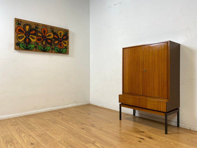 Schönes und gut erhaltenes Mid-Century Highboard auf schwarzen Metallfüßen mit Schubladen I Schrank Wäscheschrank Bücherschrank Kommode Sideboard 60er 70er VEB Vintage I