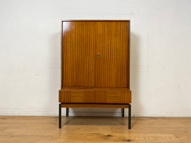 Schönes und gut erhaltenes Mid-Century Highboard auf schwarzen Metallfüßen mit Schubladen I Schrank Wäscheschrank Bücherschrank Kommode Sideboard 60er 70er VEB Vintage I