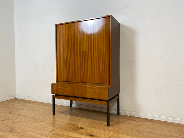 Schönes und gut erhaltenes Mid-Century Highboard auf schwarzen Metallfüßen mit Schubladen I Schrank Wäscheschrank Bücherschrank Kommode Sideboard 60er 70er VEB Vintage I