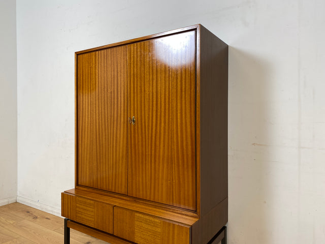 Schönes und gut erhaltenes Mid-Century Highboard auf schwarzen Metallfüßen mit Schubladen I Schrank Wäscheschrank Bücherschrank Kommode Sideboard 60er 70er VEB Vintage I