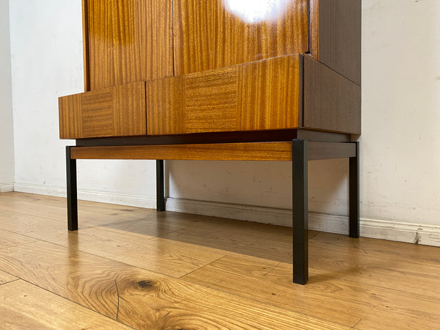 Schönes und gut erhaltenes Mid-Century Highboard auf schwarzen Metallfüßen mit Schubladen I Schrank Wäscheschrank Bücherschrank Kommode Sideboard 60er 70er VEB Vintage I