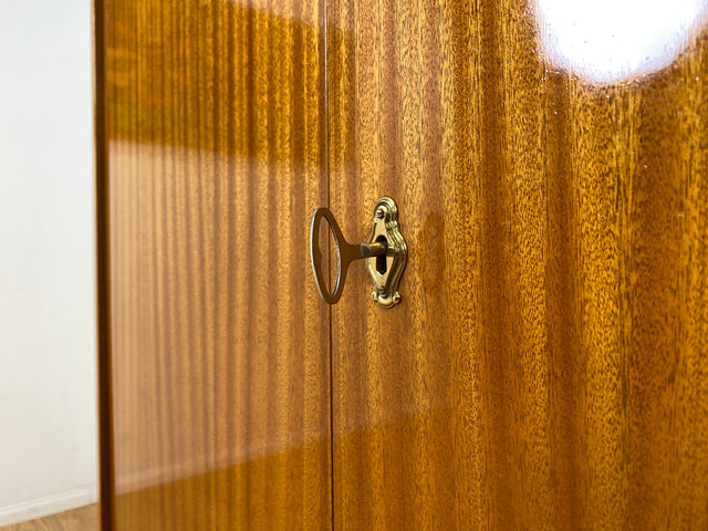 Schönes und gut erhaltenes Mid-Century Highboard auf schwarzen Metallfüßen mit Schubladen I Schrank Wäscheschrank Bücherschrank Kommode Sideboard 60er 70er VEB Vintage I