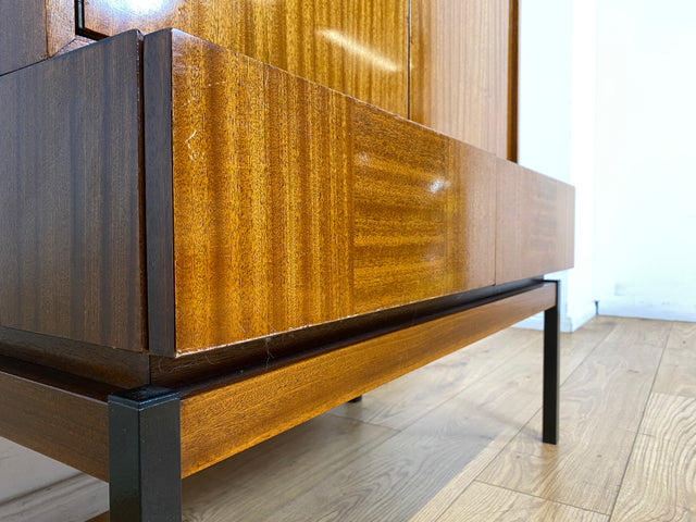 Schönes und gut erhaltenes Mid-Century Highboard auf schwarzen Metallfüßen mit Schubladen I Schrank Wäscheschrank Bücherschrank Kommode Sideboard 60er 70er VEB Vintage I