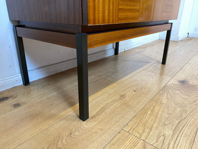 Schönes und gut erhaltenes Mid-Century Highboard auf schwarzen Metallfüßen mit Schubladen I Schrank Wäscheschrank Bücherschrank Kommode Sideboard 60er 70er VEB Vintage I