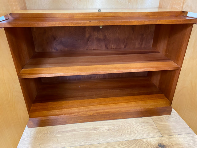 WMK I Stilvolles Mid-Century Highboard mit Vitrine und verstellbaren Regalböden I Schrank Bücherschrank Büchervitrine Bücherregal ,Kommode Sideboard Regalwand Vintage 60er I Berlin Magdeburg Essen