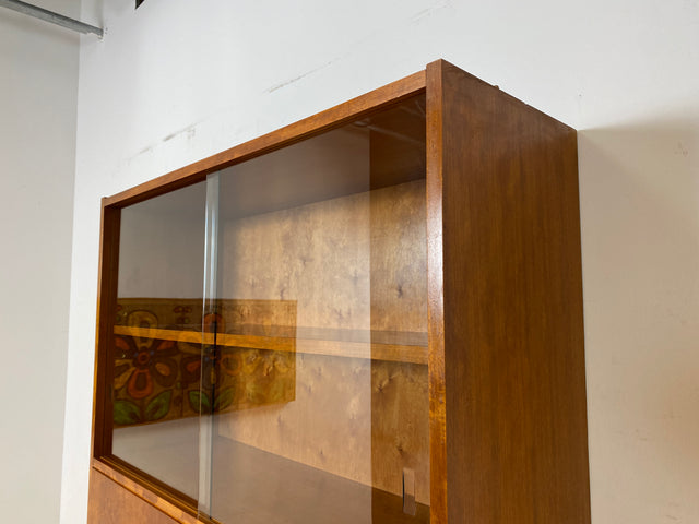 WMK I Stilvolles Mid-Century Highboard mit Vitrine und verstellbaren Regalböden I Schrank Bücherschrank Büchervitrine Bücherregal ,Kommode Sideboard Regalwand Vintage 60er I Berlin Magdeburg Essen