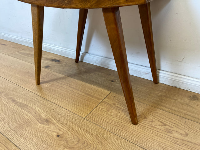WMK I Versand I Formschöner und bequemer Mid-Century Hocker mit braunem Originalbezug und konischen Füßen