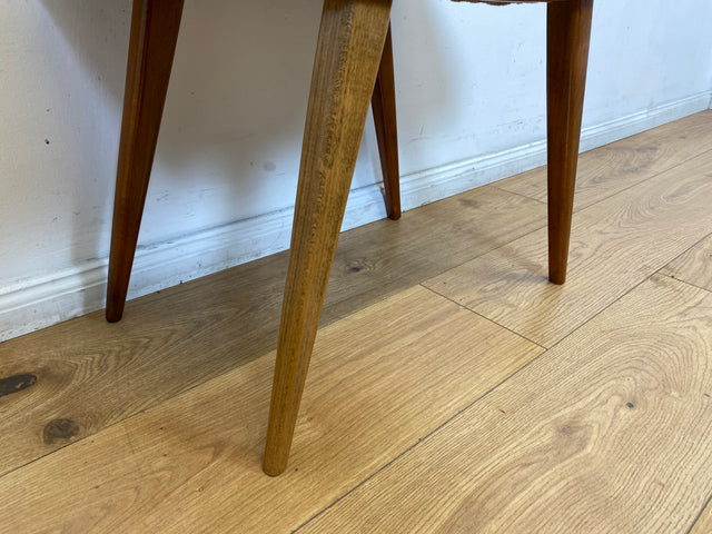 WMK I Versand I Formschöner und bequemer Mid-Century Hocker mit braunem Originalbezug und konischen Füßen
