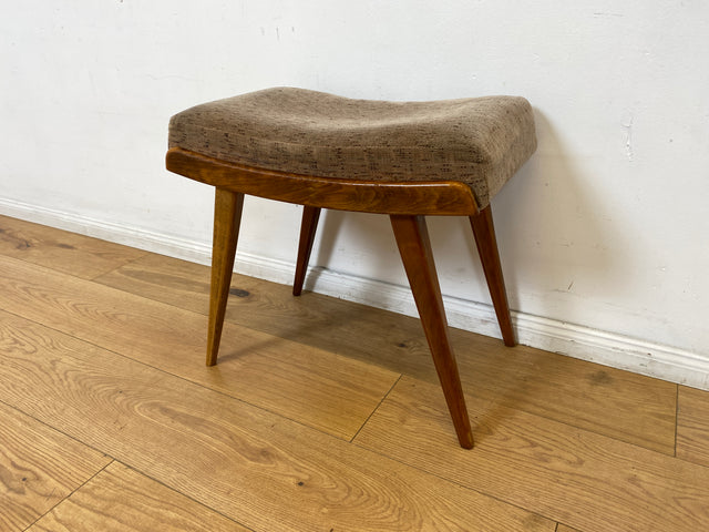 WMK I Versand I Formschöner und bequemer Mid-Century Hocker mit braunem Originalbezug und konischen Füßen