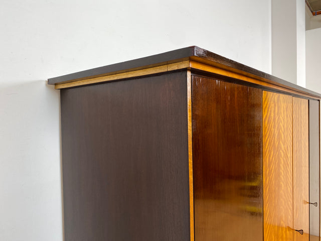 WMK I Schöner Mid-Century Kleiderschrank aus 1961, Vollholz, mit guter Aufteilung