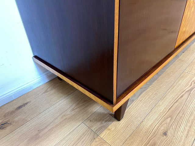 WMK I Schöner Mid-Century Kleiderschrank aus 1961, Vollholz, mit guter Aufteilung