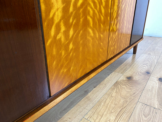 WMK I Schöner Mid-Century Kleiderschrank aus 1961, Vollholz, mit guter Aufteilung