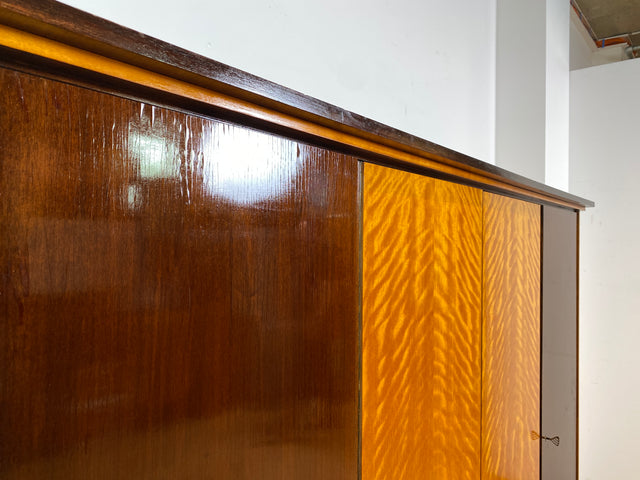 WMK I Schöner Mid-Century Kleiderschrank aus 1961, Vollholz, mit guter Aufteilung
