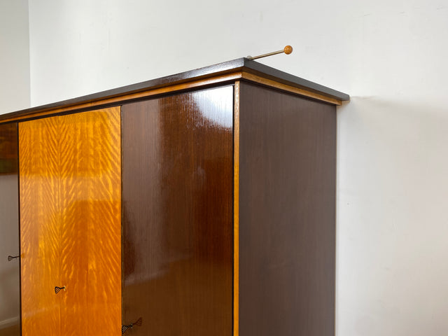 WMK I Schöner Mid-Century Kleiderschrank aus 1961, Vollholz, mit guter Aufteilung