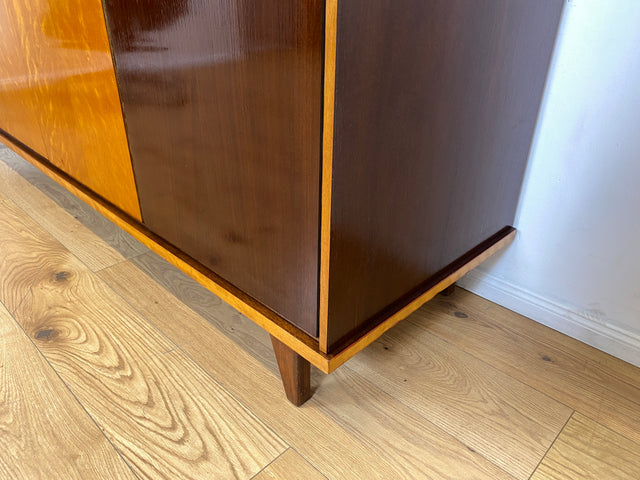 WMK I Schöner Mid-Century Kleiderschrank aus 1961, Vollholz, mit guter Aufteilung
