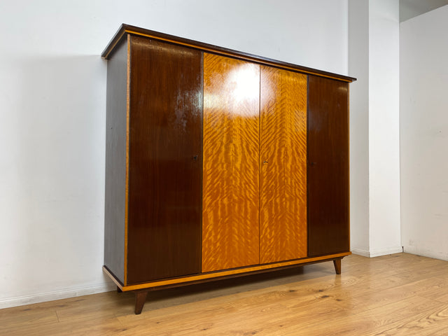 WMK I Schöner Mid-Century Kleiderschrank aus 1961, Vollholz, mit guter Aufteilung