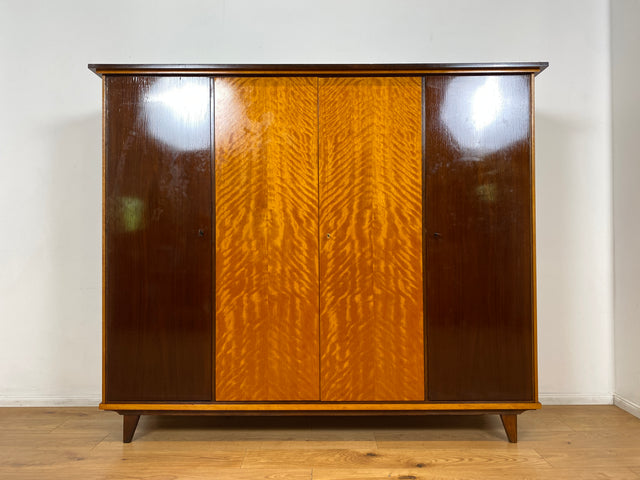 WMK I Schöner Mid-Century Kleiderschrank aus 1961, Vollholz, mit guter Aufteilung