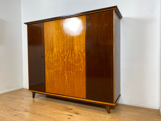 WMK I Schöner Mid-Century Kleiderschrank aus 1961, Vollholz, mit guter Aufteilung