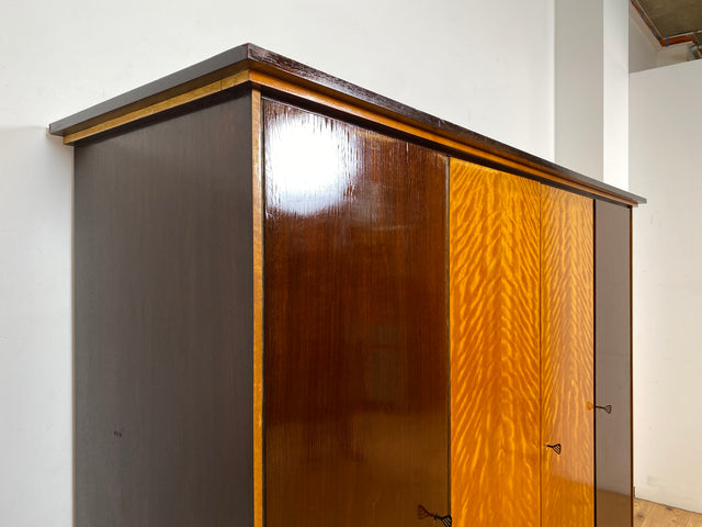 WMK I Schöner Mid-Century Kleiderschrank aus 1961, Vollholz, mit guter Aufteilung