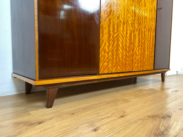WMK I Schöner Mid-Century Kleiderschrank aus 1961, Vollholz, mit guter Aufteilung