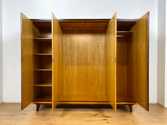 WMK I Schöner Mid-Century Kleiderschrank aus 1961, Vollholz, mit guter Aufteilung