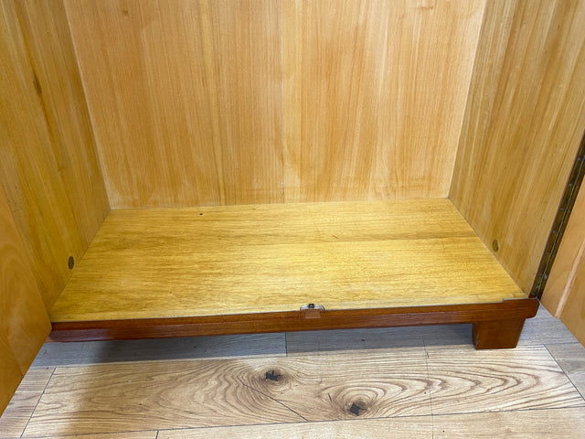 Sehr schöner und perfekt aufgeteilter Mid-Century Kleiderschrank aus 1960 mit Schubladen I Schrank Schlafzimmerschrank Wäscheschrank Wardrobe Vintage 50er 60er Rockabilly I