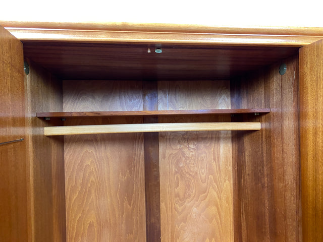 Hochwertiger und perfekt aufgeteilter großer Mid-Century Kleiderschrank aus vollem Holz I Schrank Schlafzimmerschrank Wäscheschrank Wardrobe 50er 60er Retro Vintage I