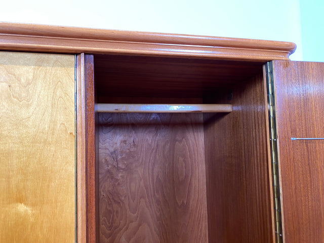 Hochwertiger und perfekt aufgeteilter großer Mid-Century Kleiderschrank aus vollem Holz I Schrank Schlafzimmerschrank Wäscheschrank Wardrobe 50er 60er Retro Vintage I