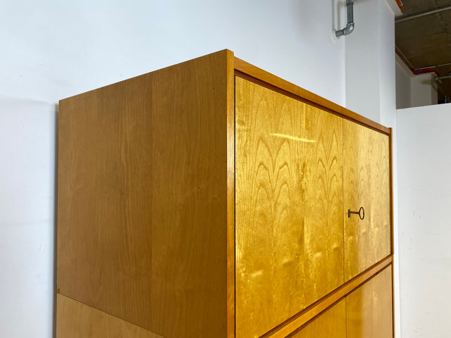 Schöner heller Mid-Century Kleiderschrank in Eiche auf neuen Metallfüßen mit Aufsatz I Schrank Wäscheschrank Schlafzimmerschrank Flurschrank Garderobenschrank Vintage 60er I