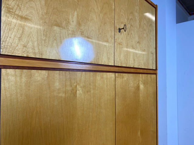 Schöner heller Mid-Century Kleiderschrank in Eiche auf neuen Metallfüßen mit Aufsatz I Schrank Wäscheschrank Schlafzimmerschrank Flurschrank Garderobenschrank Vintage 60er I