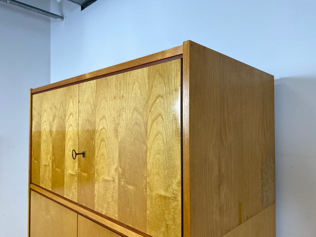 Schöner heller Mid-Century Kleiderschrank in Eiche auf neuen Metallfüßen mit Aufsatz I Schrank Wäscheschrank Schlafzimmerschrank Flurschrank Garderobenschrank Vintage 60er I