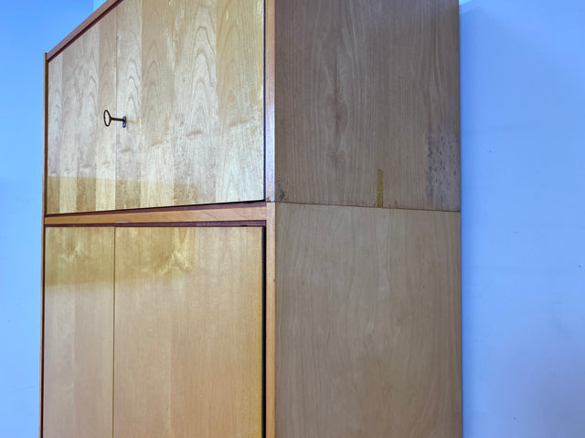 Schöner heller Mid-Century Kleiderschrank in Eiche auf neuen Metallfüßen mit Aufsatz I Schrank Wäscheschrank Schlafzimmerschrank Flurschrank Garderobenschrank Vintage 60er I