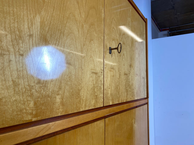 Schöner heller Mid-Century Kleiderschrank in Eiche auf neuen Metallfüßen mit Aufsatz I Schrank Wäscheschrank Schlafzimmerschrank Flurschrank Garderobenschrank Vintage 60er I