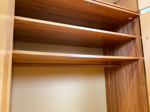 Sehr schöner und geräumiger Mid-Century Kleiderschrank mit Aufsatz und Kleiderstange I Schrank Schlafzimmerschrank Wäscheschrank Wardrobe 60er 70er Vintage Retro I