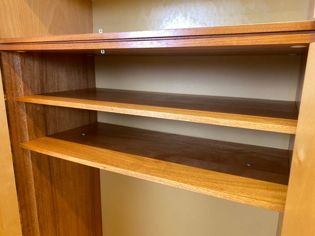 Sehr schöner und geräumiger Mid-Century Kleiderschrank mit Aufsatz und Kleiderstange I Schrank Schlafzimmerschrank Wäscheschrank Wardrobe 60er 70er Vintage Retro I