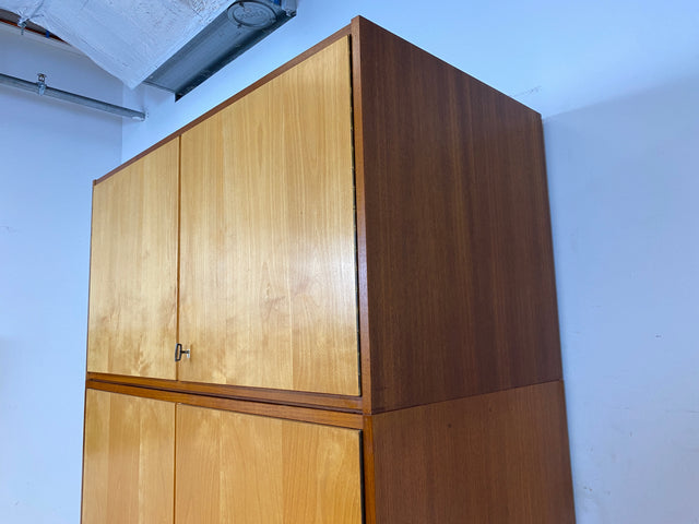 Sehr schöner und geräumiger Mid-Century Kleiderschrank mit Aufsatz und Kleiderstange I Schrank Schlafzimmerschrank Wäscheschrank Wardrobe 60er 70er Vintage Retro I