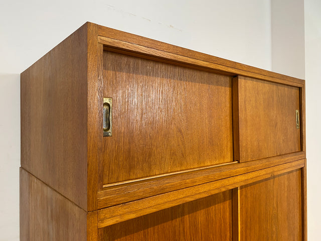 Besonders schöner Mid-Century Kleiderschrank in Eiche mit Aufsatz und Schiebetüren