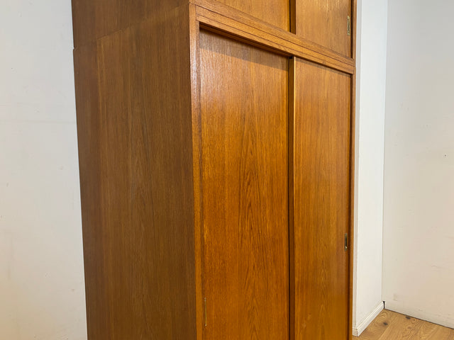 Besonders schöner Mid-Century Kleiderschrank in Eiche mit Aufsatz und Schiebetüren