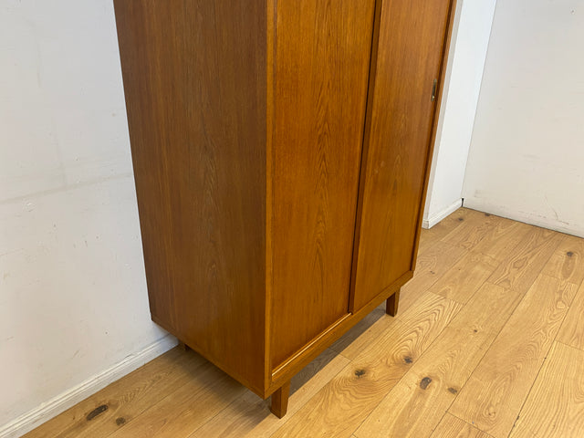 Besonders schöner Mid-Century Kleiderschrank in Eiche mit Aufsatz und Schiebetüren