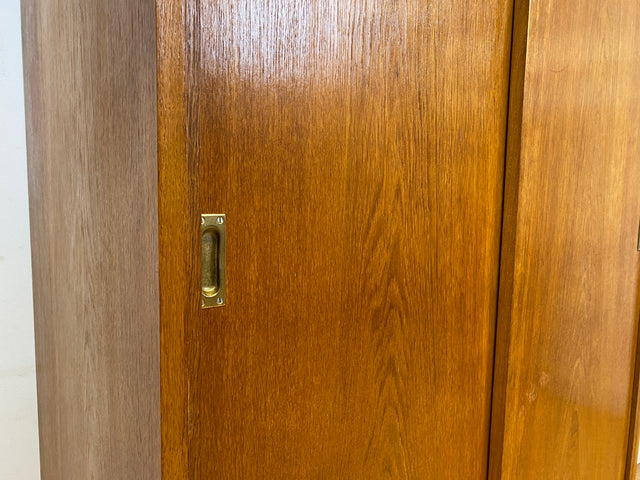 Besonders schöner Mid-Century Kleiderschrank in Eiche mit Aufsatz und Schiebetüren