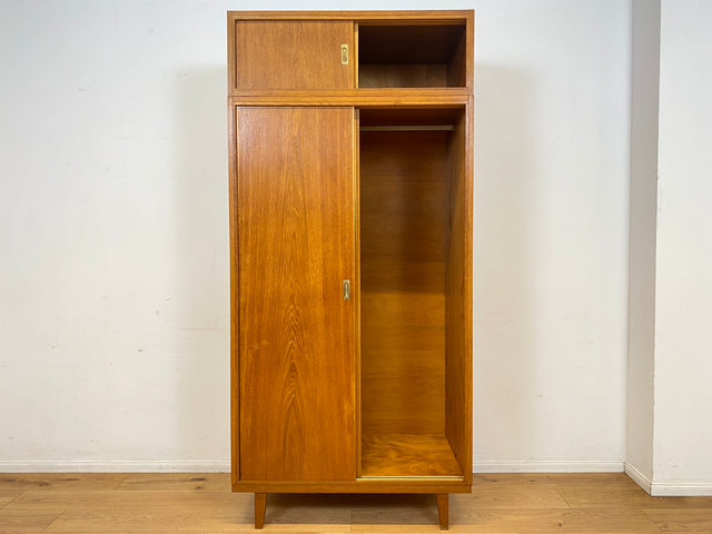 Besonders schöner Mid-Century Kleiderschrank in Eiche mit Aufsatz und Schiebetüren