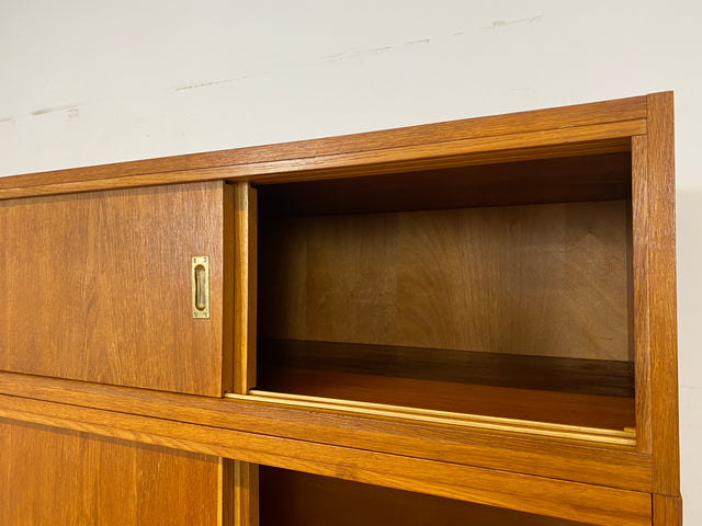 Besonders schöner Mid-Century Kleiderschrank in Eiche mit Aufsatz und Schiebetüren