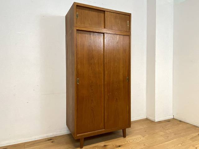 Besonders schöner Mid-Century Kleiderschrank in Eiche mit Aufsatz und Schiebetüren
