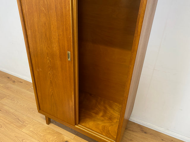 Besonders schöner Mid-Century Kleiderschrank in Eiche mit Aufsatz und Schiebetüren