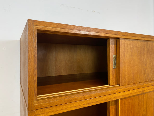 Besonders schöner Mid-Century Kleiderschrank in Eiche mit Aufsatz und Schiebetüren